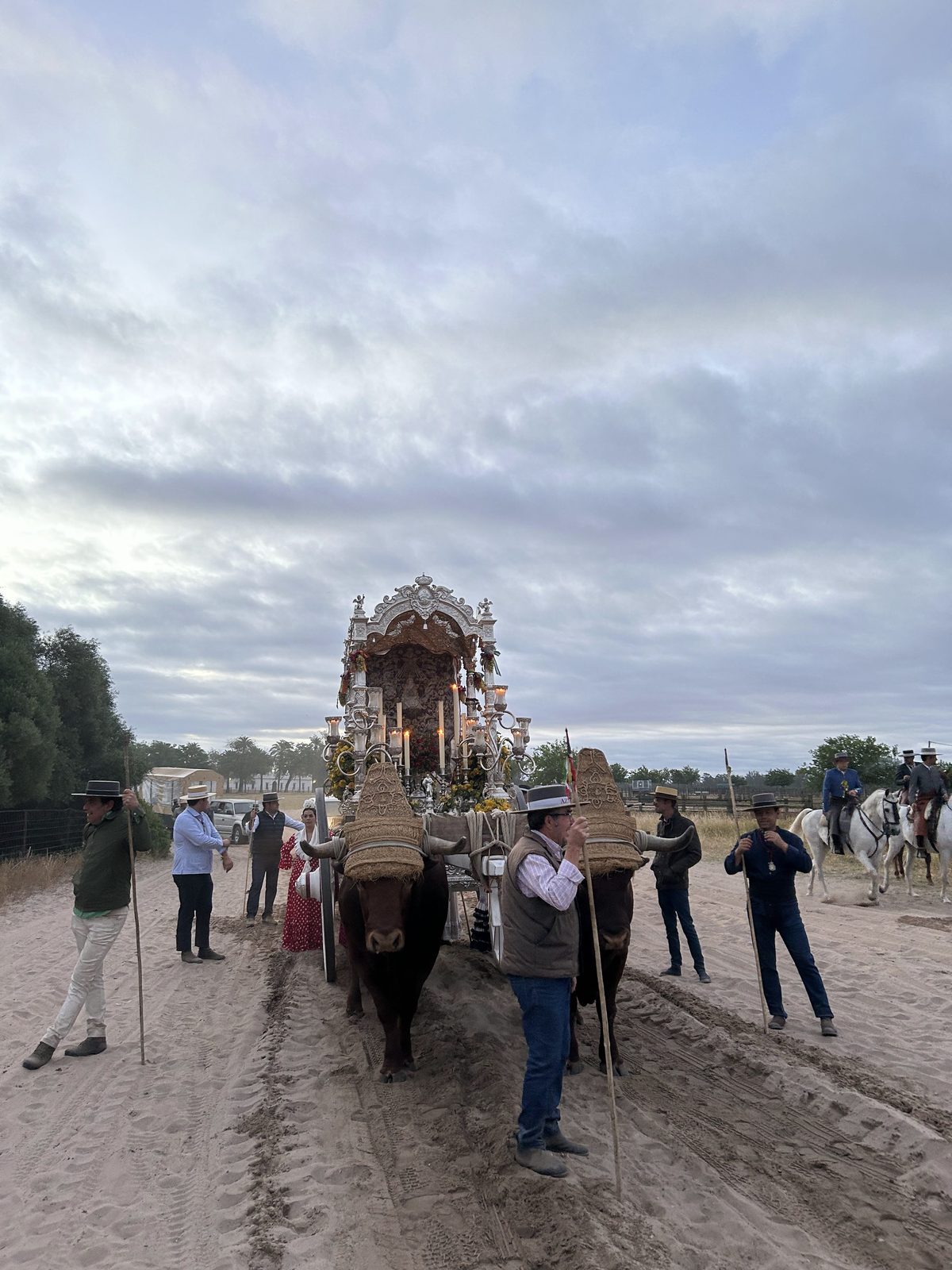 El Simpecado por el camino hacia El Rocío