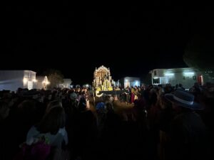 Hermandad del Rocío de Aznalcázar de camino a la aldea de El Rocío