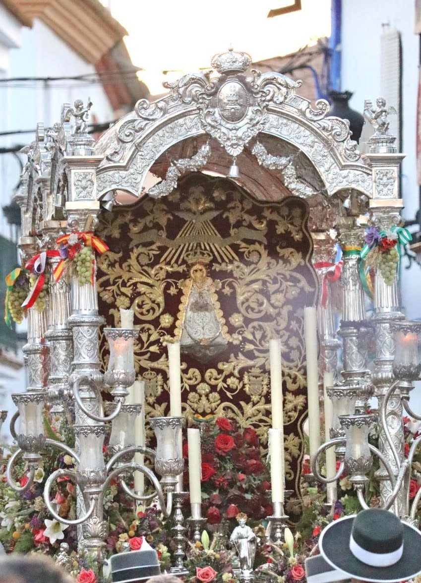 Detalle de la carreta en el camino