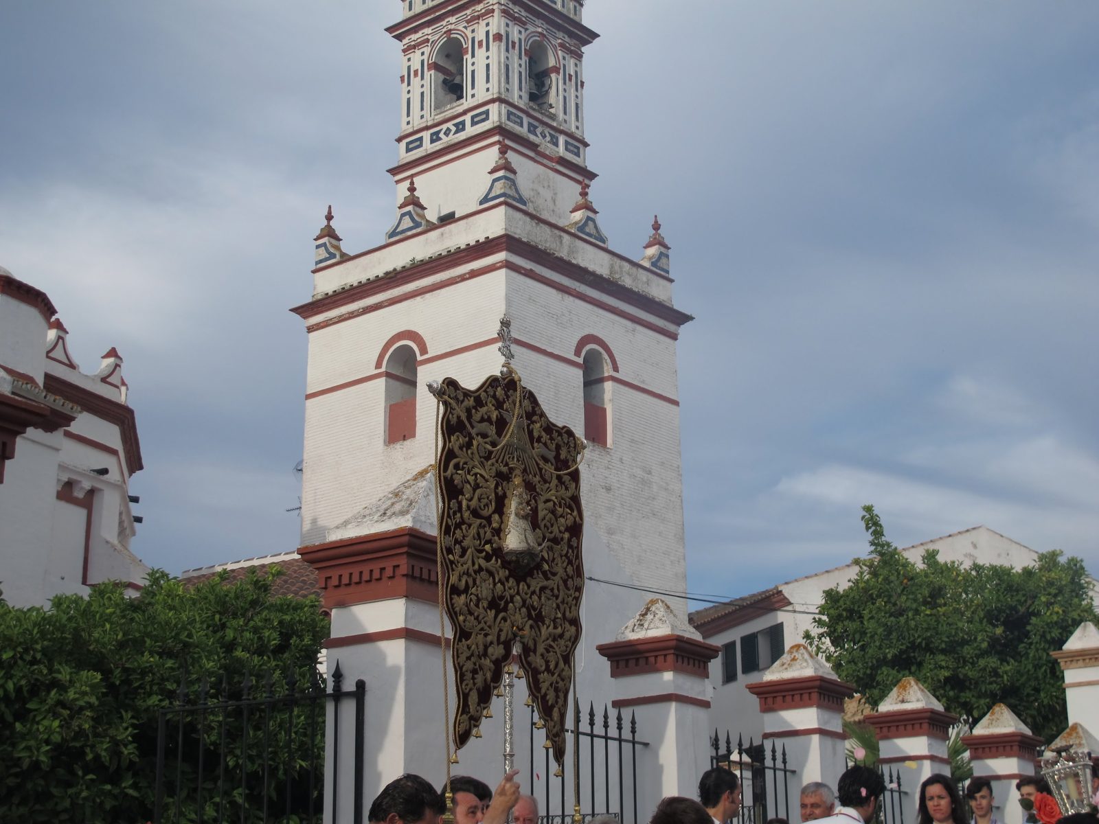 Fachada de la parroquia con el Simpecado
