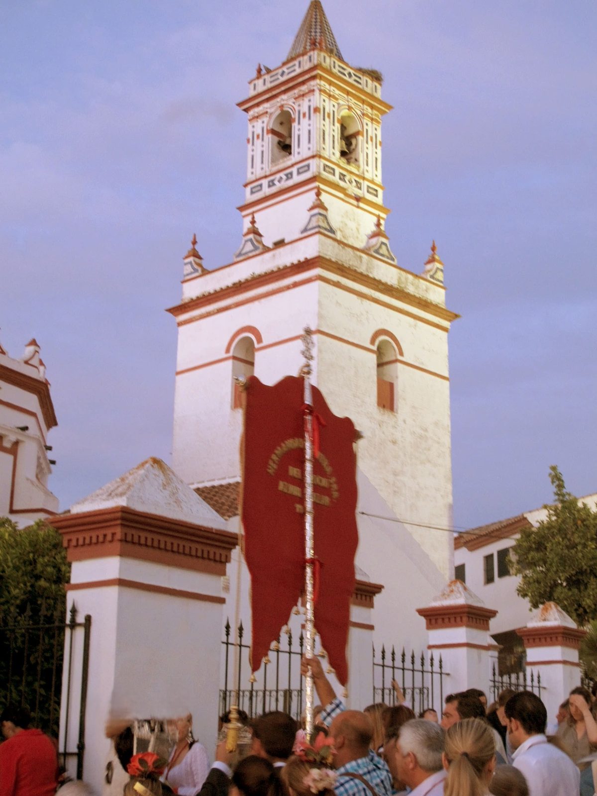 Torre de la parroquia con el Simpecado