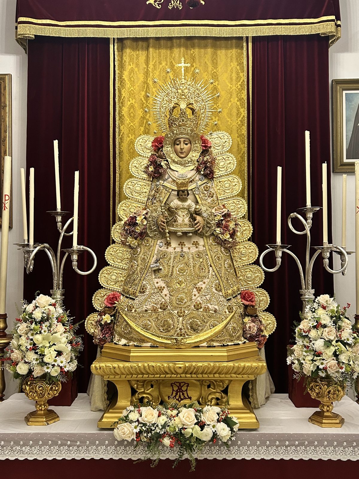 Imagen de la Santísima Virgen del Rocío en su altar